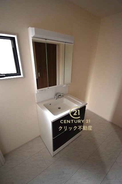 リーブルガーデン  第1笠間市笠間　4の脱衣所|洗面台は洗練されたシンプルなデザインでお手入れも楽です。スペースを広めにとった脱衣場にはお好みの収納ラックなどを置いて、我が家流の使い方ができます。