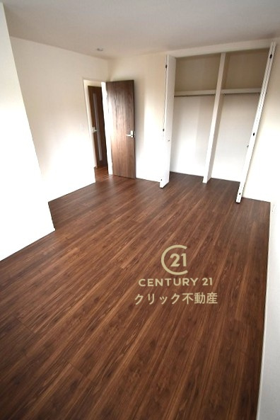 リーブルガーデン  第1笠間市笠間　4の洋室|折戸を開くと壁面クローゼット。衣類が横一列に並ぶためひと目で洋服が選びやすい！衣類をたくさんお持ちの方もスッキリ片付きます♪