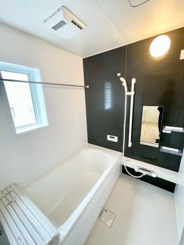 耐震等級３！ご成約プレゼント対象物件！の浴室|浴室乾燥機付きのお風呂です♪窓もあるので換気などもしっかりできます！！