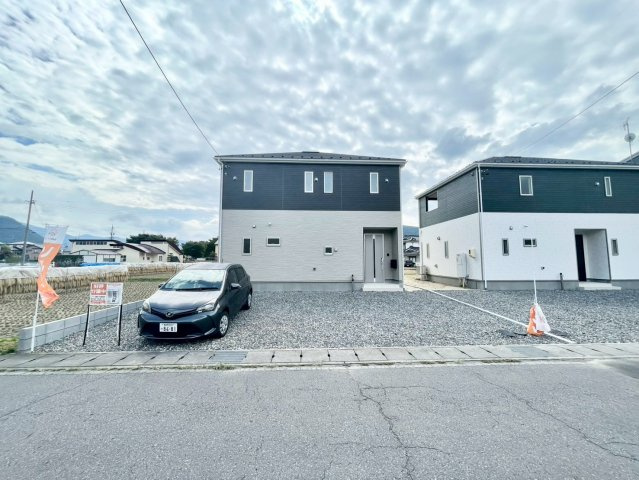 耐震等級３！ご成約プレゼント対象物件！の前面道路含む現地写真