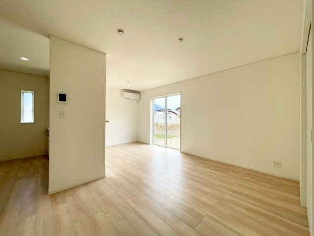 耐震等級３！ご成約プレゼント対象物件！の居間・リビング|大きな窓で日当たり良好♪広いリビングは家族でゆっくりくつろぎたい方にオススメです♪