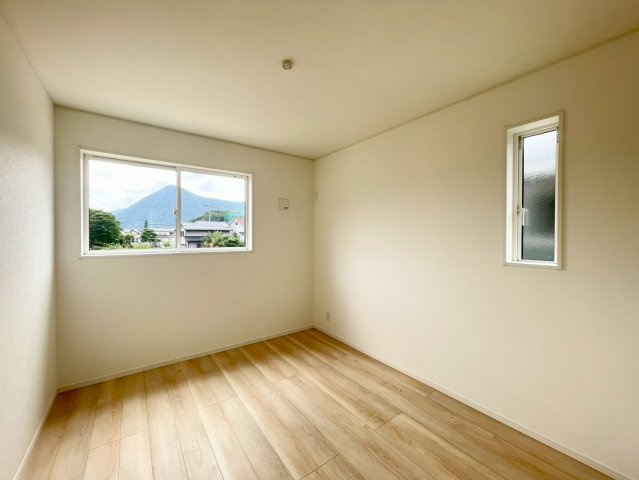 耐震等級３！ご成約プレゼント対象物件！の洋室|日当たり風通しともに良好！明るく朝を迎えられるつくりになっています♪　