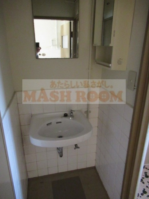 相互アパートの独立洗面台