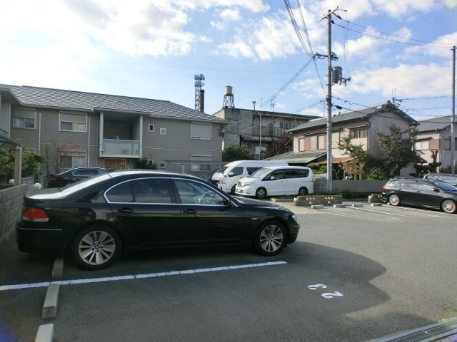 パルテール・KITの駐車場