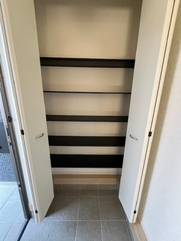 北諸県郡三股町五本松の新築一戸建の玄関|玄関収納
