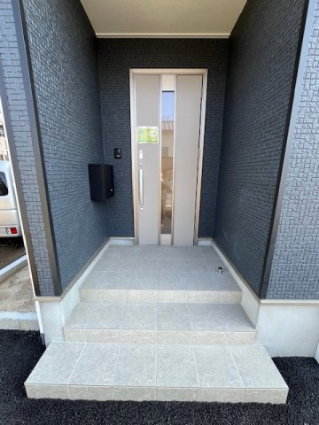 北諸県郡三股町五本松の新築一戸建の玄関