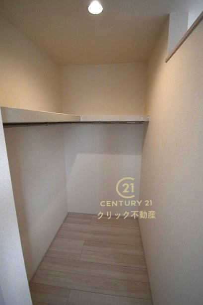 リーブルガーデン  第1笠間市笠間　5の収納|ウォークインクローゼットは自由度の高い収納スペース。服だけでなく、帽子やバッグなどもまとめて管理することができます。おしゃれが楽しくなりますね♪