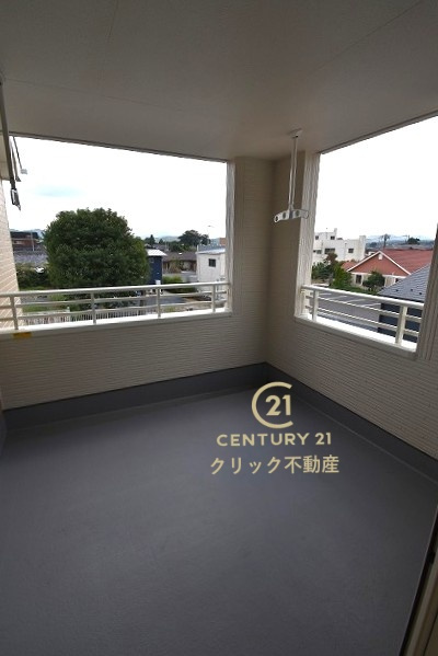 リーブルガーデン  第1笠間市笠間　5のバルコニー|インナーバルコニーは洗濯物外干し派の強い味方！天気が変わりやすい季節の外出も安心です。外出が難しい日に出るだけでも気分転換になる、嬉しいスペースです。