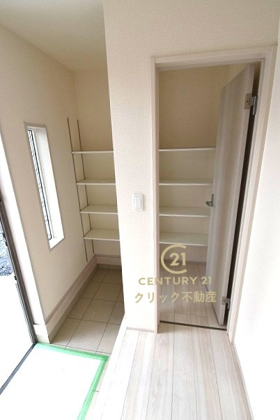 リーブルガーデン  第1笠間市笠間　5の玄関|SIC配備。靴の他、雨具、防災用品、スポーツ用品等を置くのもいいですね。オープンタイプの可動棚は置きたい物に合わせて自由な使い方ができます。