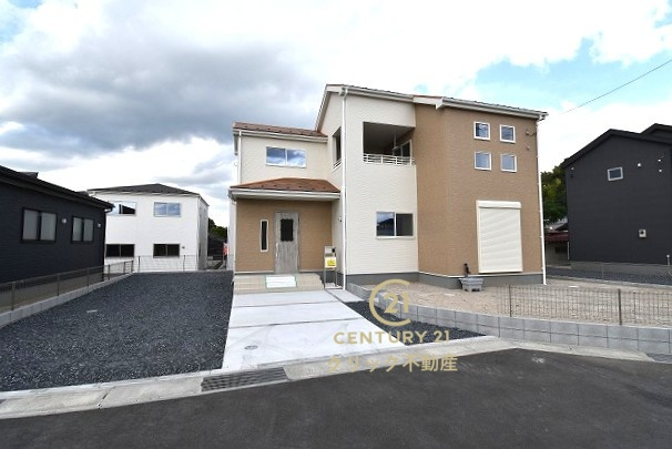 リーブルガーデン  第1笠間市笠間　5の駐車場|駐車場は十分なスペース。ご家族それぞれが車をご所有の場合や、来客の際も安心です。
内覧可能です。ご予約はHPから、またお電話でもお気軽にどうぞ。