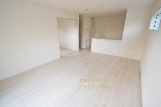 リーブルガーデン  第1笠間市笠間　5の居間・リビング|カーテンやラグの色、質感、選ぶ家具などでお部屋の雰囲気が変わります。お好みのインテリアを楽しみましょう♪白を基調とした内装ですので、あらゆるスタイルが馴染みます。