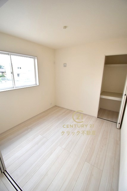 リーブルガーデン  第1笠間市笠間　5の洋室|1階洋室です。リビングとの間の引き戸を閉めて在宅ワークに、開放してキッズスペースに、など自由に空間を分けて使えます。収納も配備されております。