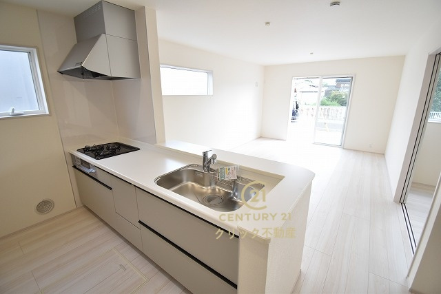 リーブルガーデン  第1笠間市笠間　5のキッチン|キッチンからリビング全体が見渡せます。料理を作ることも、後片付けも、家族皆でまるごと楽しんでしまいましょう！会話がはずむ対面キッチンです。