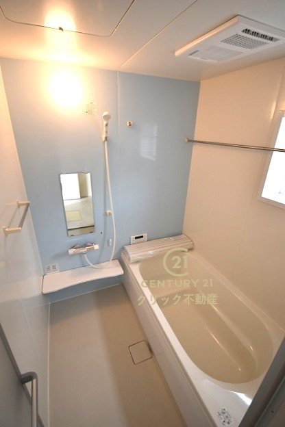 リーブルガーデン  第1笠間市笠間　5の浴室|浴槽への出入りが安全な低床タイプのユニットバスです。洗い場は滑りにくい速乾床ですので、お子様やご高齢の方にも安心です。自動お湯張りに追焚機能付きのオートバスです。