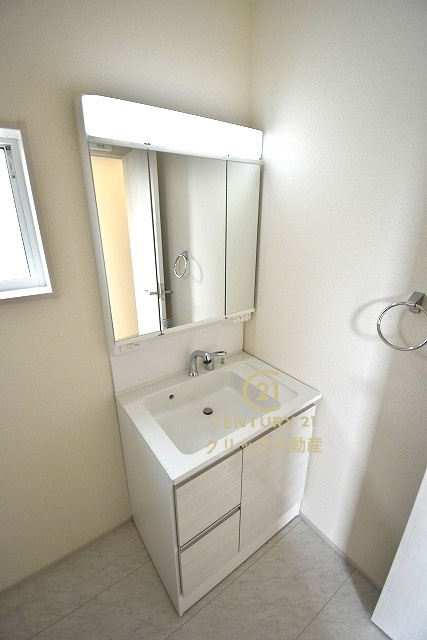 リーブルガーデン  第1笠間市笠間　5の独立洗面台|シャンプードレッサー付き洗面台は、広めで使いやすい、お手入れが楽なデザイン。窓があるので採光、通風良好です！