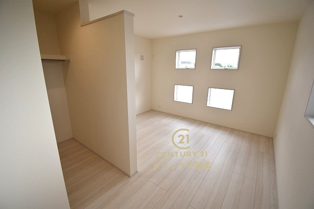 リーブルガーデン  第1笠間市笠間　5の洋室|フローリングなので重い家具も置けます。カーテンと家具を揃えるなどして、お好みのインテリアを楽しむことができます。収納スペースは全室に配備しております。