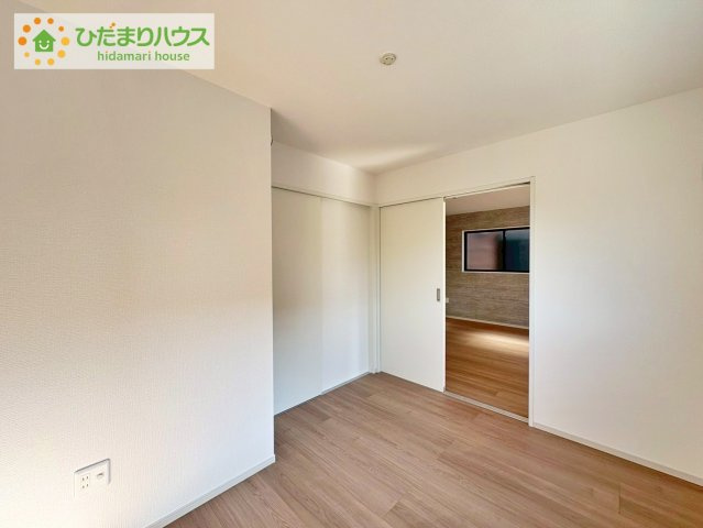 那珂市菅谷11期　新築戸建の洋室|小さなお子さまのいる方におすすめ！リビング横の洋室でお子様が遊んでる様子も確認できます(^^)/