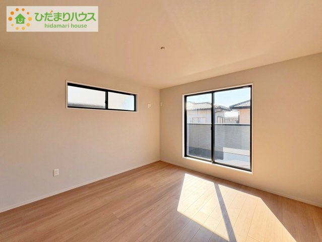 那珂市菅谷11期　新築戸建の寝室|バルコニーに面していて、たっぷり光りの入る明るい主寝室です！