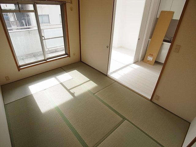 兵庫駅前アーバンライフの設備|角部屋ですので、2面窓の和室