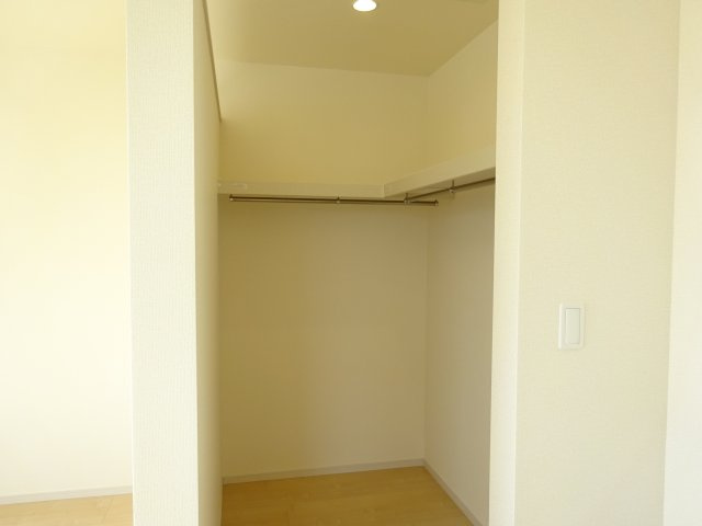 リーブルガーデンS富岡市下高瀬第１　１号棟の収納|２階洋室1収納です
ウォークインクローゼットです