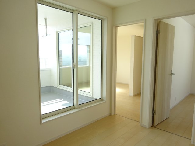 リーブルガーデンS富岡市下高瀬第１　１号棟のその他共用部分|２階踊り場部分も広々しています！踊り場からバルコニーへ出られます！