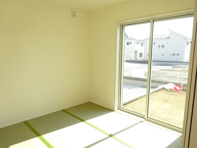 リーブルガーデンS富岡市下高瀬第１　１号棟の和室|和室があれば、来客や子供用のスペースとして活躍します