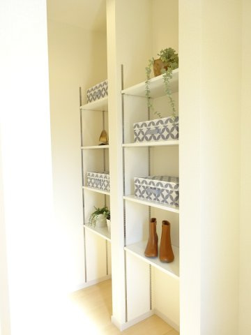 リーブルガーデンS富岡市下高瀬第１　１号棟の玄関|シューズインクロークは第二玄関としても利用できますよ！