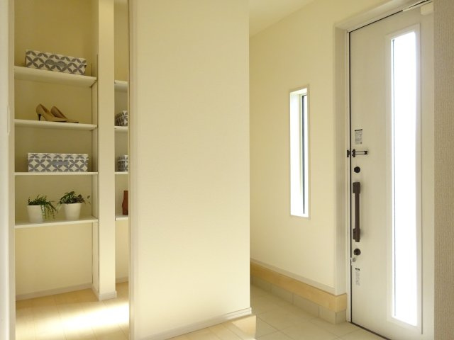 リーブルガーデンS富岡市下高瀬第１　１号棟の玄関|使い勝手の良い玄関です