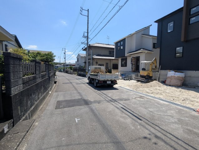 瀬戸市八幡台6丁目の前面道路含む現地写真