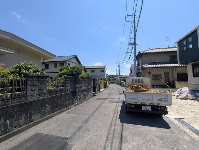 瀬戸市八幡台6丁目の前面道路含む現地写真