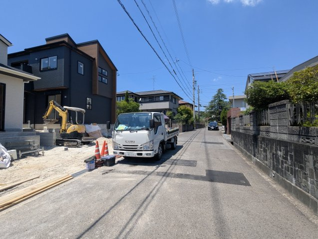 瀬戸市八幡台6丁目の前面道路含む現地写真