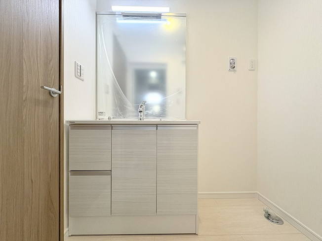 【独立洗面台】 | 練馬区西大泉1丁目　新築一戸建住宅　全1棟　(保谷店) | 洗面台には大きく見やすい鏡が付いているので、身支度がスムーズに行えます。