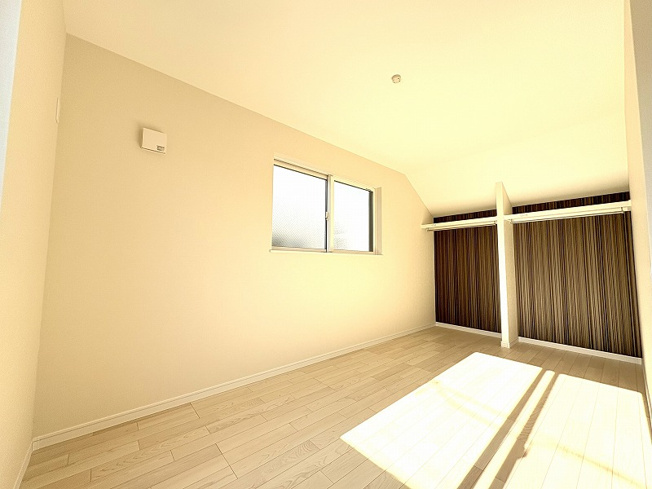 【寝室】 | 練馬区西大泉1丁目　新築一戸建住宅　全1棟　(保谷店) | 2階6.75帖/寝具など大きな家具を置いてもゆとりの残る広さ。