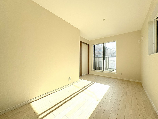 【寝室】 | 練馬区西大泉1丁目　新築一戸建住宅　全1棟　(保谷店) | 2階6.75帖/2面採光で優しくお部屋を照らします。