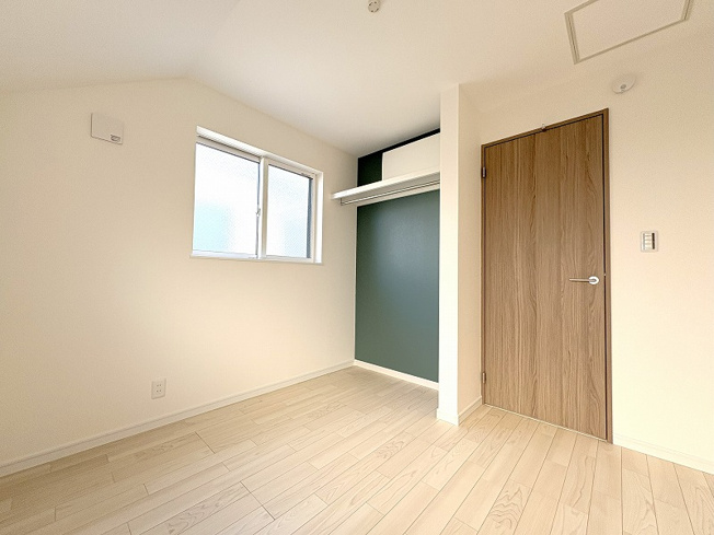 【子供部屋】 | 練馬区西大泉1丁目　新築一戸建住宅　全1棟　(保谷店) | 2階4.5帖/アクセントクロスを採用しメリハリのあるお洒落な空間。