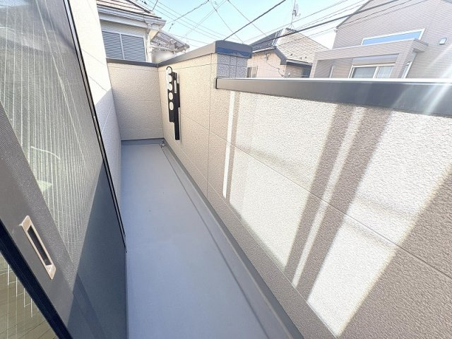 【バルコニー】 | 練馬区西大泉1丁目　新築一戸建住宅　全1棟　(保谷店) | 主寝室とつながっているので、お布団やシーツなど大きな洗濯物も干しやすいです！