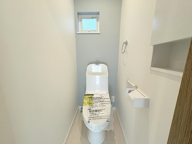 【トイレ】 | 練馬区西大泉1丁目　新築一戸建住宅　全1棟　(保谷店) | 温水洗浄機能付で清潔感のあるトイレ。