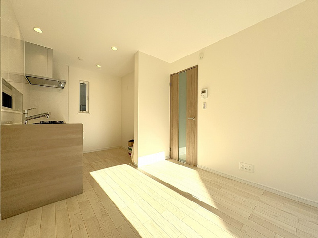 【キッチン】 | 練馬区西大泉1丁目　新築一戸建住宅　全1棟　(保谷店) | 暮らしの中心となるリビングは、ご家族で心地良く過ごせる空間に。