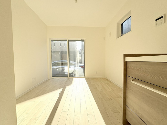 【キッチン】 | 練馬区西大泉1丁目　新築一戸建住宅　全1棟　(保谷店) | 落ち着いた色味のクロスとフローリングでほっと一息つける空間。