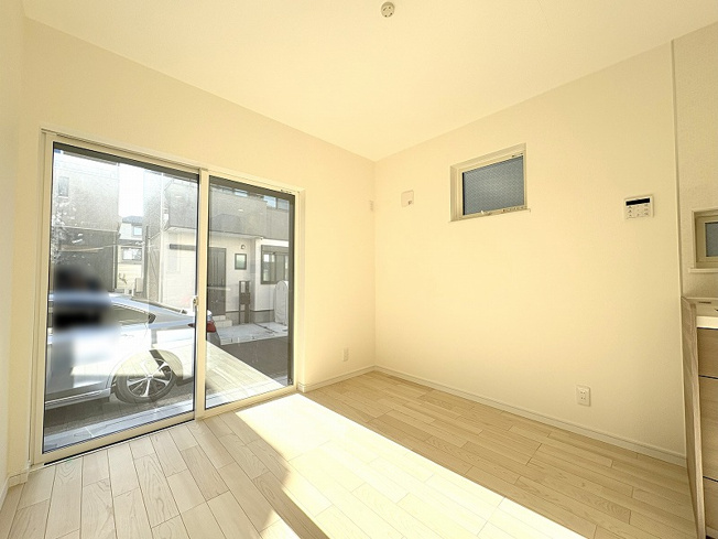 【ダイニング】 | 練馬区西大泉1丁目　新築一戸建住宅　全1棟　(保谷店) | 全窓網戸付きなので、窓を開けていても快適です！