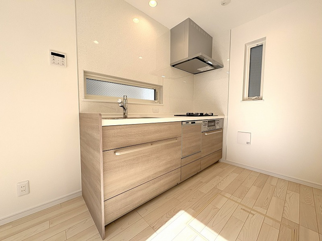 【キッチン】 | 練馬区西大泉1丁目　新築一戸建住宅　全1棟　(保谷店) | 家事の負担を減らす食洗機付きシステムキッチン。忙しい子育て世帯を応援する快適な設備仕様です。
