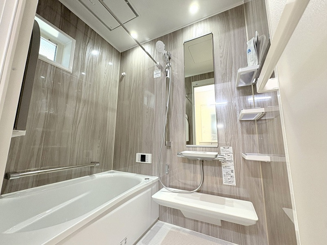 【浴室】 | 練馬区西大泉1丁目　新築一戸建住宅　全1棟　(保谷店) | 1日の疲れを癒す広々としたバスルーム。浴室乾燥機が備わり、天候を気にせず洗濯物を干すことが可能です。