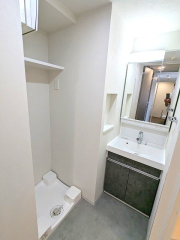 CLARITIA ASAKUSAの洗面所|2面鏡・ハンドシャワー付独立洗面台、洗濯機置場は排水口お手入れしやすく手前中央に配置し、足高の防水パンです