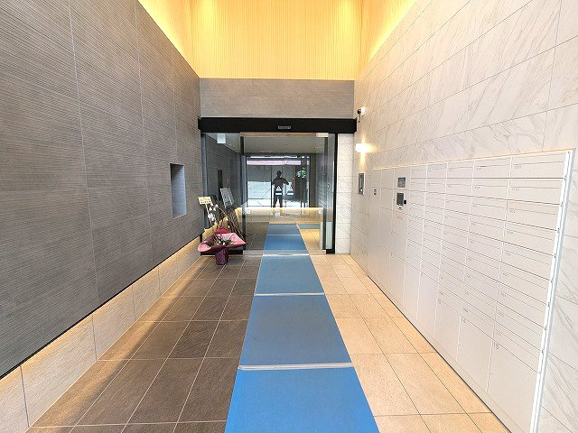 CLARITIA ASAKUSAのロビー|タッチキーのモニター付オートロックセキュリティ、防犯カメラセキュリティ、宅配BOX