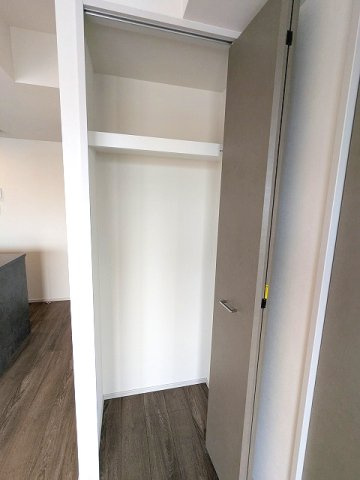 CLARITIA ASAKUSAの設備|LDKの収納です