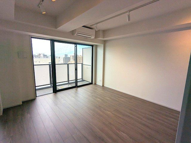 CLARITIA ASAKUSAの設備|カウンターキッチン、LDKにエアコン・スポットライト付き