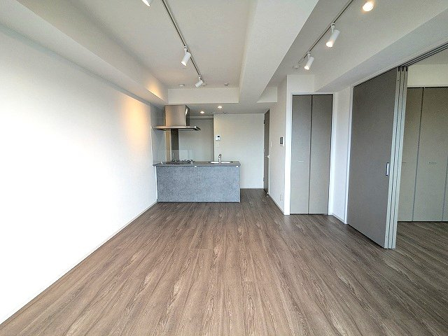 CLARITIA ASAKUSAの設備|カウンターキッチン、LDKにエアコン・スポットライト、洋室にエアコン・照明付き