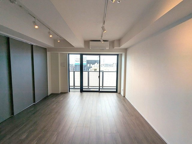 CLARITIA ASAKUSAの設備|カウンターキッチン、LDKにエアコン・スポットライト付き