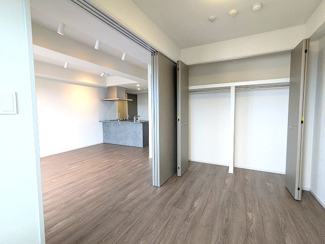 CLARITIA ASAKUSAの設備|カウンターキッチン、LDKにエアコン・スポットライト、洋室にエアコン・照明付き