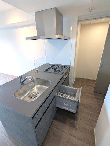 CLARITIA ASAKUSAの設備|食器洗浄乾燥機付き、食品庫付き、グリル付きガス3口システムカウンターキッチン、瀟洒でお手入れ楽なガラストップコンロです、奥まで取り出しやすいスライドシステム収納です